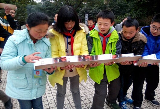 在"能量传输"游戏中,同学们团队合作,聚精会神