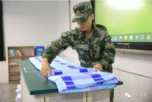 巴川中学【官网】站最正的军姿,叠最方的被子,巴川学子的军训就是那么