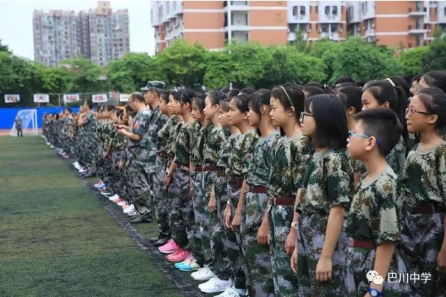 巴川中学【官网】站最正的军姿,叠最方的被子,巴川学子的军训就是那么