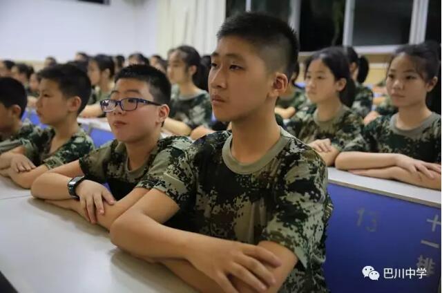 巴川中学【官网】站最正的军姿,叠最方的被子,巴川学子的军训就是那么