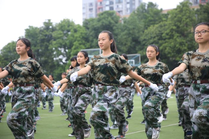 巴川中学【官网】风雨中展飒爽英姿,困难里显坚韧不拔