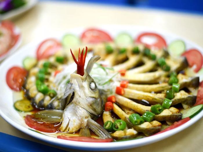 "我请您吃蒸羊羔,蒸熊掌,蒸鹿尾儿;烧花鸭,烧雏鸡儿,烧子鹅……"虽不