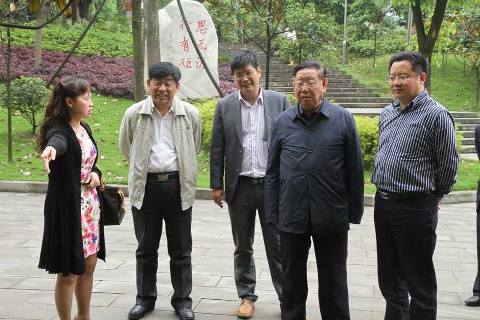 巴川中学【官网】中国教育学会初中专委会和山东省德州市教育考察团