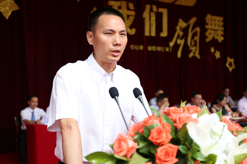 巴川中学校长宗和才颁发毕业证书和收集心愿卡巴川中学党委书记周文强